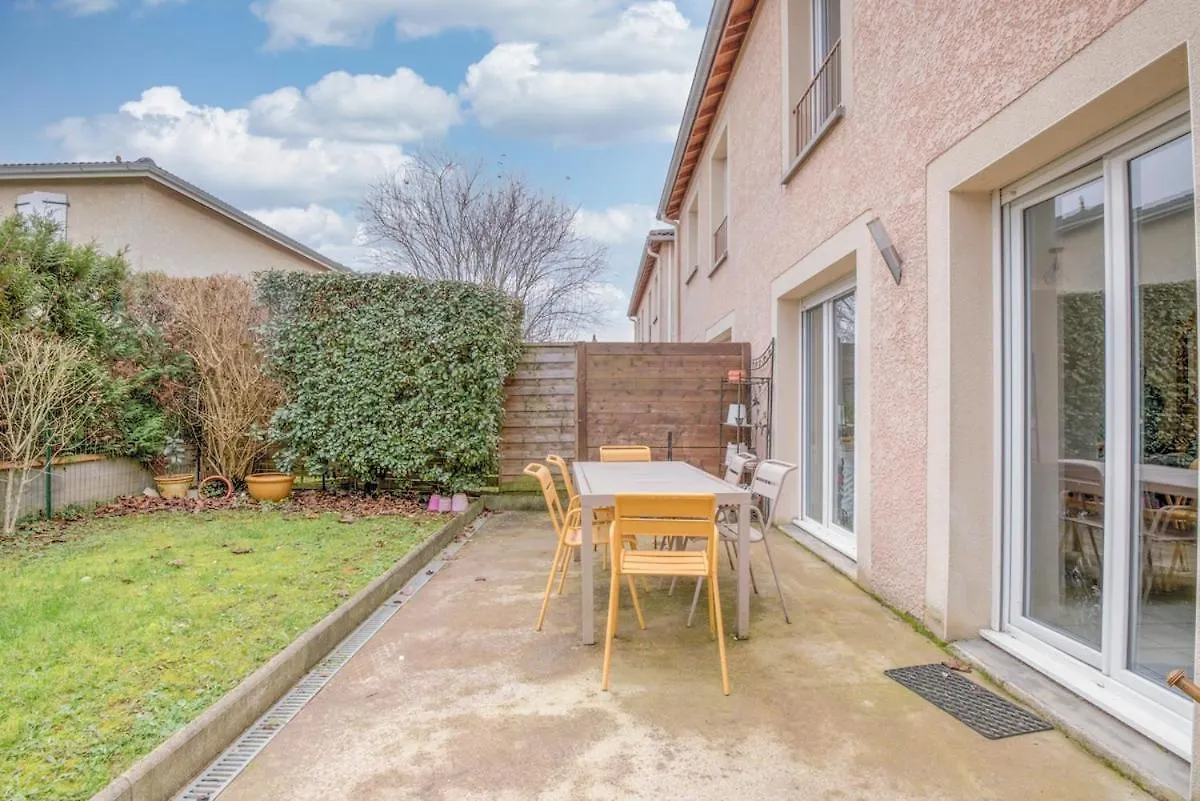 Holiday home Maison Rimbaud Saint-Denis-les-Bourg