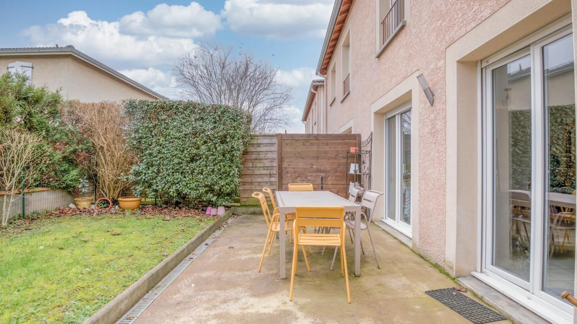 Holiday home Maison Rimbaud Saint-Denis-les-Bourg